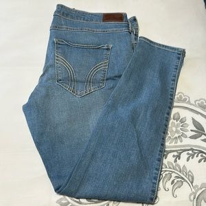 Hollister Mid-Rise crop super skinny. Size 15S.